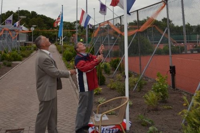 Ons oudste lid Aris Meinster strijkt de oude vlag